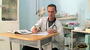 The girl goes to the gynecologist who fucks her pussy and cums in his mouth # 1
